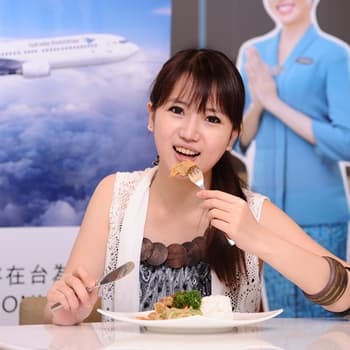 陳momo東摸摸西摸摸