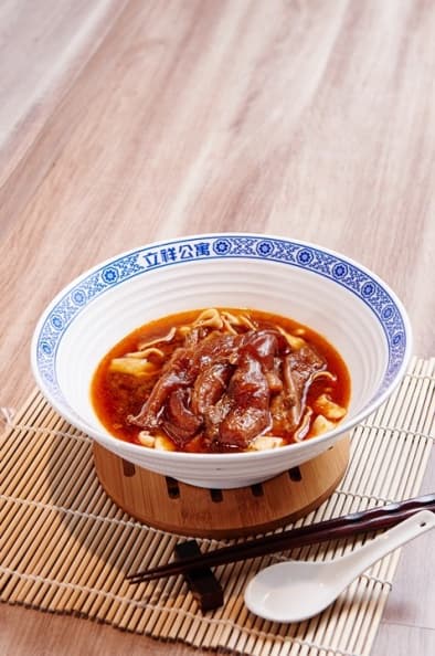 真不敢相信這裡有賣牛肉麵 質感文青風,木質調性添書香味! 真不敢相信這裡有賣牛肉麵 質感文青風,木質調性添書香味!