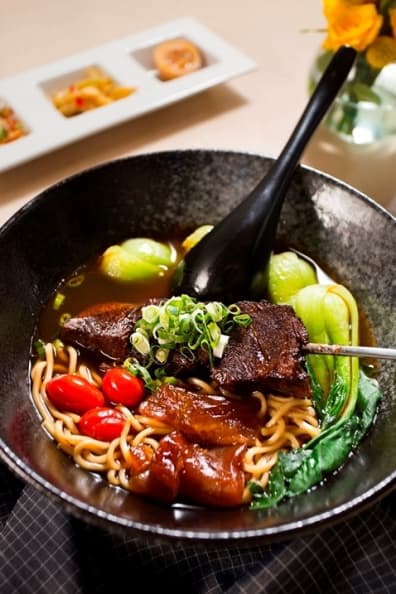 真不敢相信這裡有賣牛肉麵 質感文青風,木質調性添書香味! 真不敢相信這裡有賣牛肉麵 質感文青風,木質調性添書香味!