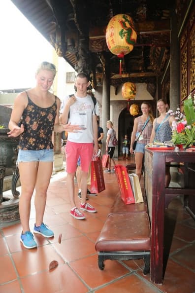 為荷蘭奪下50公尺仰泳金牌的游泳女將Kira_Marije_Toussaint(左一)覺得擲筊相當有趣。_副本.jpg
