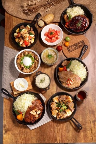 東京豚極特色餐點合照.jpg
