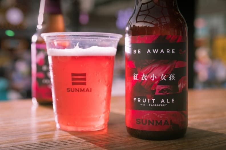 圖4.SUNMAI金色三麥於Commune A7 SUNMAI CUBE推出精釀啤酒購買優惠，憑萬聖節元素，暗黑版紅衣小女孩百香冰果室任選2瓶優....jpg