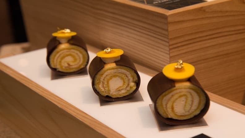 台北君悅-MOF客座茶苑下午茶套餐-柑橘卡布捲一捲.jpg