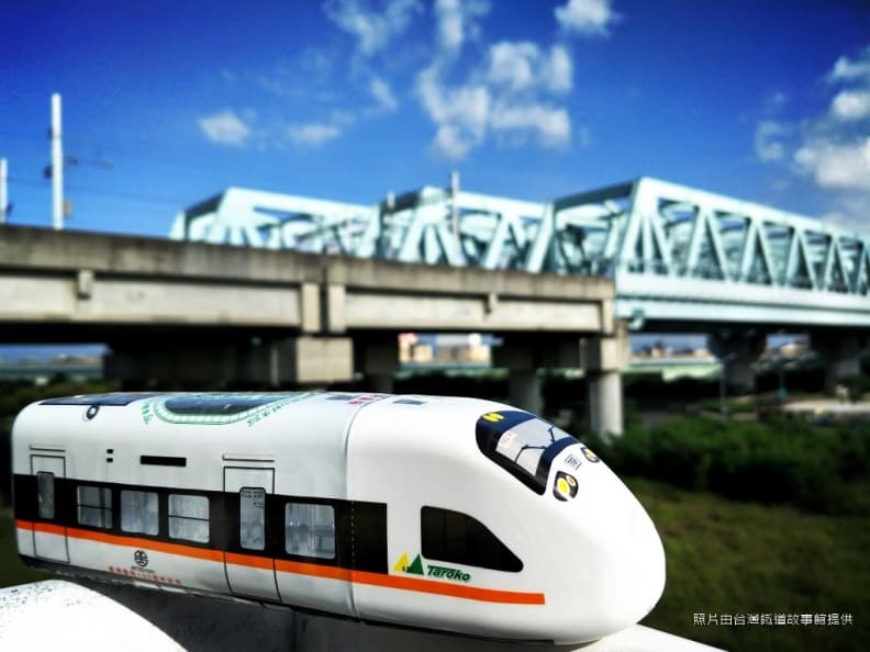 1061102贈品火車造型礦泉水照片.jpg