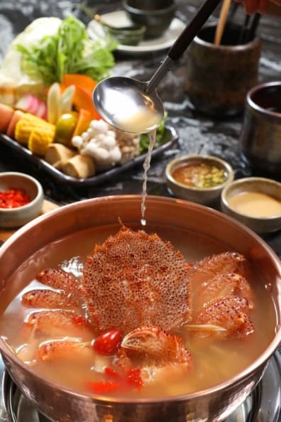 文華精品但馬家涮涮鍋二館，海鮮可用泰式酸辣湯底涮煮，圖為毛蟹-直圖1.JPG
