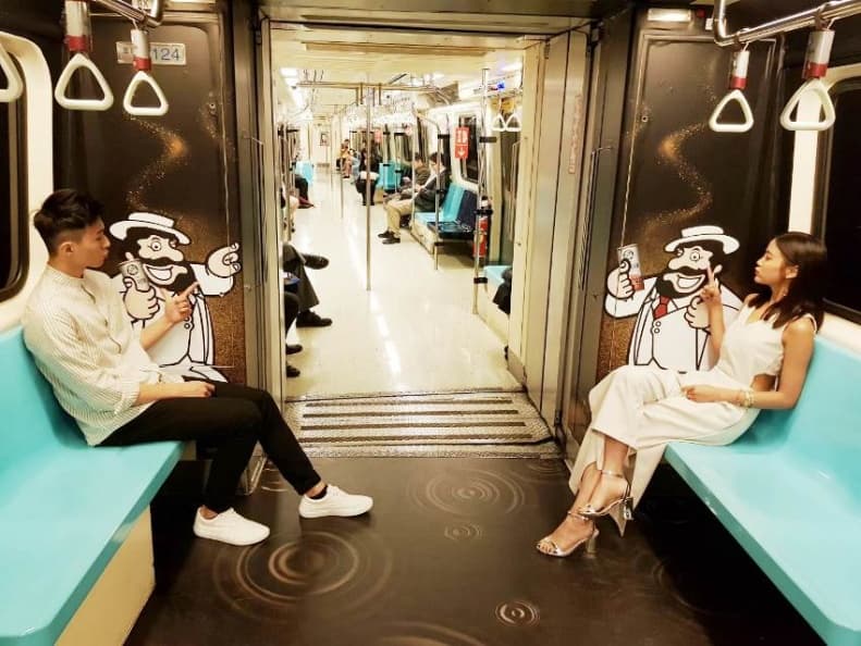 (小檔)視覺與嗅覺的最美妙交錯！伯朗冷萃黑咖啡捷運車「香」正式上線，伯朗先生邀請乘客一同進入飄香的黑咖啡世界！(圖／金車提供）.jpg
