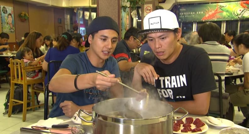 牛肉鍋也玩鴛鴦哏，清燉牛雜pk濃郁沙茶好難選 
