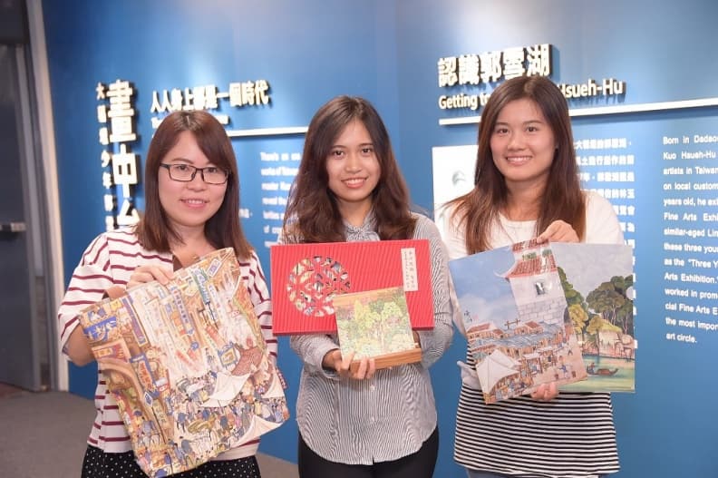 郭雪湖特展系列城市紀念品，包括側背包、文件夾及2018桌曆，有興趣的民眾可在市府大樓紀念品商店購買。.JPG
