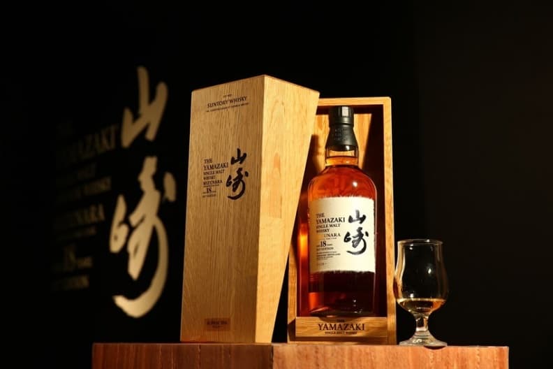 03 「山崎單一麥芽威士忌 水楢桶18年2017版」散發水楢木獨有的檀香氣息，縈繞在口中，久久不散.jpg