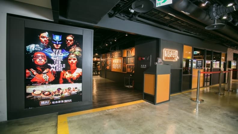 神力女超人變身黃金嫩雞丼?正義聯盟丼飯餐桌上開打 「開丼」攜手《正義聯盟》獨家打造「JUSTICE LEAGUE×開丼 聯名餐點」,自11月16日起開賣 (照片提供:杰立餐飲).jpg