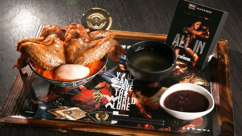 神力女超人「黃金嫩雞丼」嚴選台灣土雞翅，刷上特製金色醬汁，呈現神力女超人標誌，給予視覺跟味覺的豐富饗宴 (照片提供：杰立餐飲).jpg