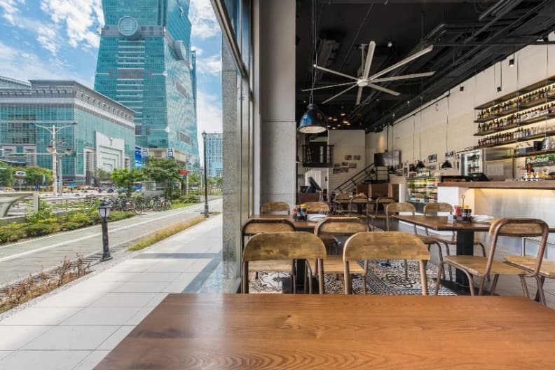 101大樓景緻以及寬敞舒適的挑高空間_圖片提供_1Bite2Go Cafe _ Deli.jpg