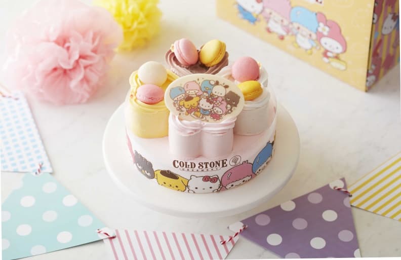 COLD STONE首次攜手三麗鷗9大巨星、愛心造型融合繽紛視覺、多達5種口味為主要特點，自1124起推出「WEI笑精靈」冰淇淋蛋糕.jpg