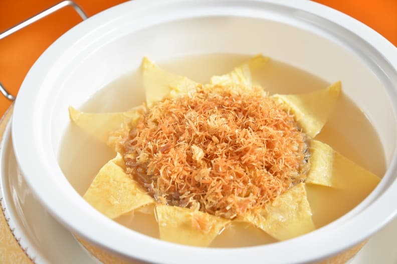 傳統手路菜「菊花干貝湯」以薄層蛋皮為底鋪上干貝、筍絲、草蝦仁等餡料蒸煮，上菜時將材料倒扣入碗中，用小刀以「米」字型輕劃翻開蛋皮為菊花樣。.JPG