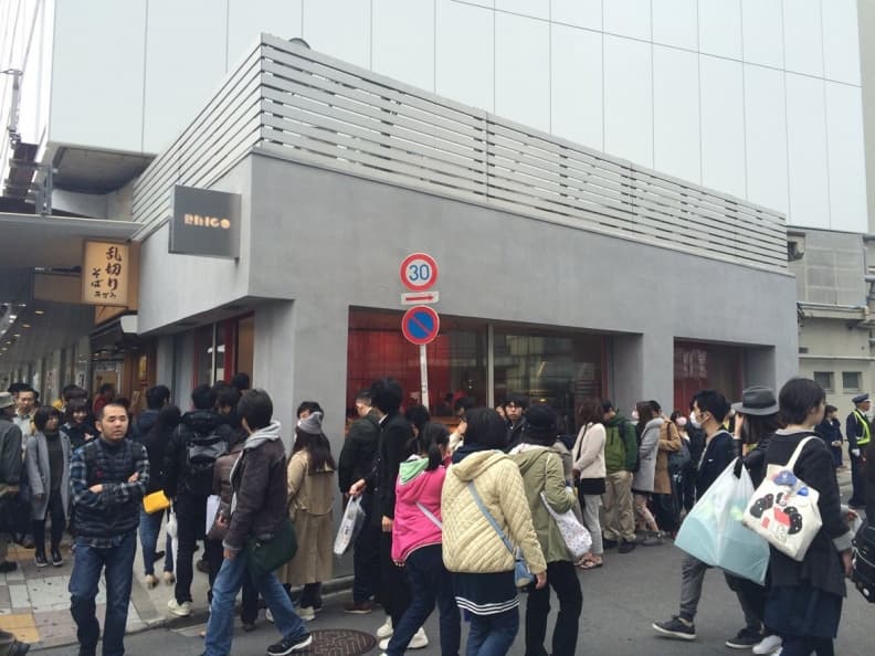 RAPL澎派令果2016年3月於東京池袋開出品牌首店引起消費者排隊搶購。(圖片提供-RAPL).jpg