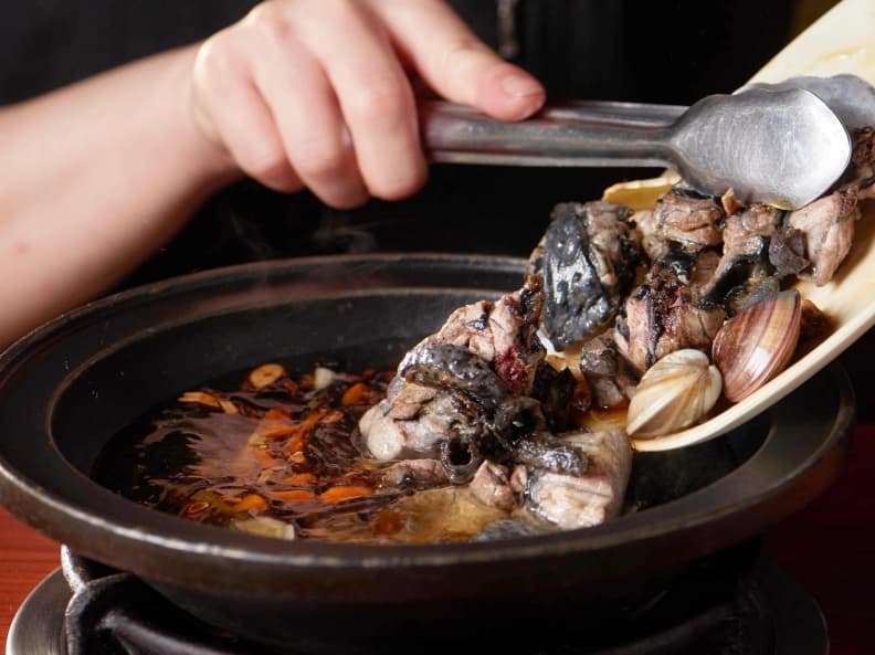 噴火又爆漿!燒酒雞個人鍋,內行人必吃深夜食堂! 萬客什鍋_選用溫體烏骨雞肉口感甚佳.jpg
