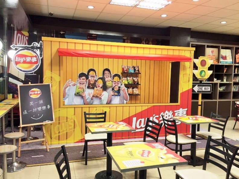 拍美照不用遠行!蒐集7大知名紐約主題門市 SOHO區X樂事主題店,門市閱覽區設有可愛背板,消費者可進入此互動區拍照打卡。.jpg