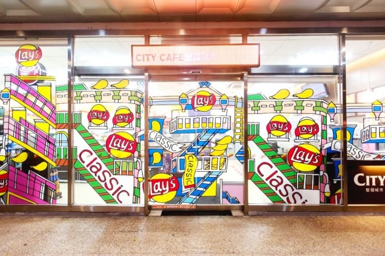 拍美照不用遠行!蒐集7大知名紐約主題門市 SOHO區X樂事主題店,座位區故意以部分鏤空的設計,創造出顧客融入SOHO區建築物裡的趣味感。.jpg