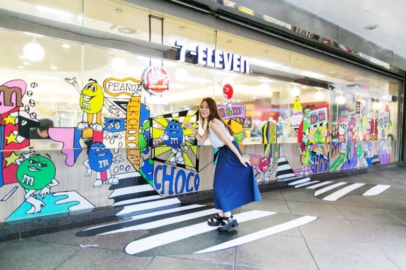 拍美照不用遠行!蒐集7大知名紐約主題門市 時代廣場X M&M’主題店,讓M&M’S娃娃穿梭在時代廣場街景中,從櫥窗區延伸出拍照步道,好玩有趣。.jpg