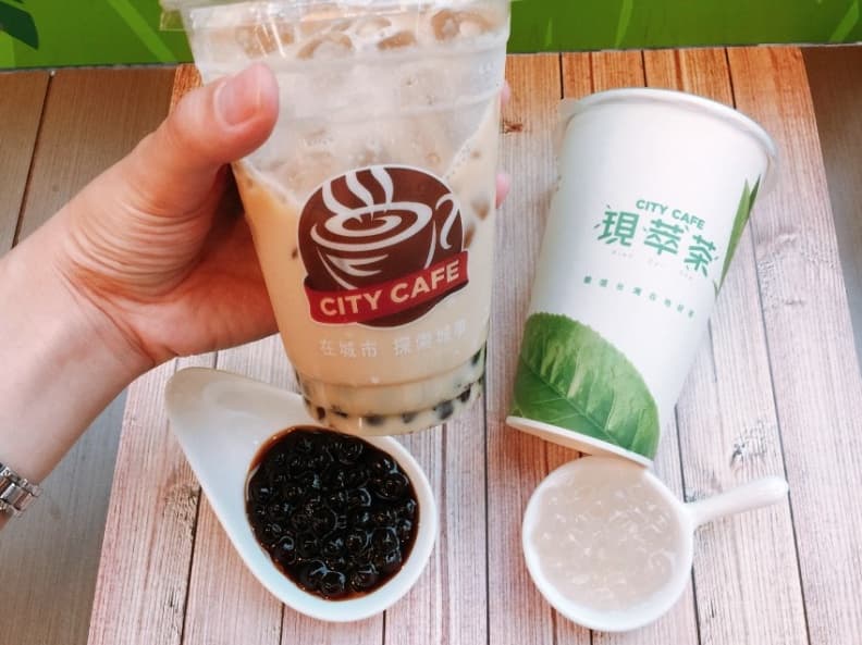7-ELEVEN因應「現萃茶」與「CITY CAFE」不同飲品，搭配推出大顆的「黑、白雙珠」兩種選項。.jpg