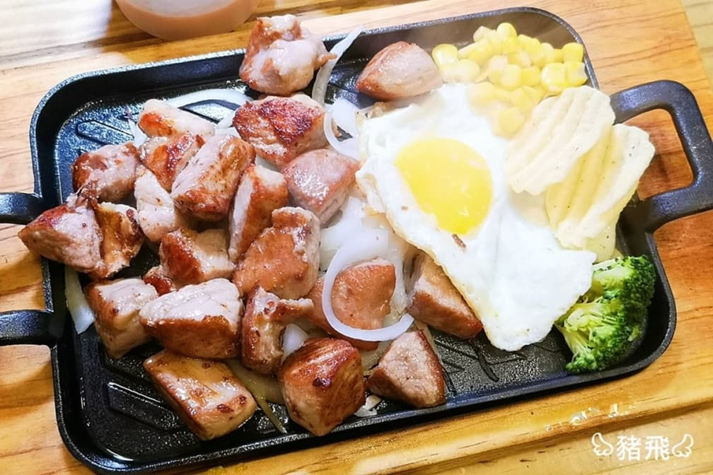 史上最猛路邊攤！鐵板燒「整隻龍蝦+骰子牛」只賣390元  餐廳老闆崩潰啦