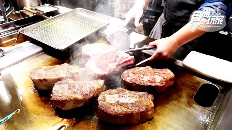 【新開店】超高CP值！牛排教父打造「深夜牛排館」 必點1.4kg「比臉大牛排」才狂啊