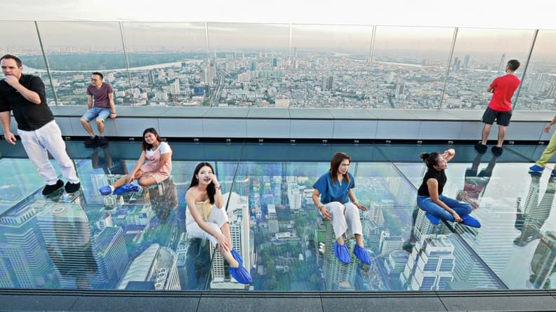 曼谷新地標！78樓「高空透明步道」腿軟拍網美照、360度賞無敵夜景