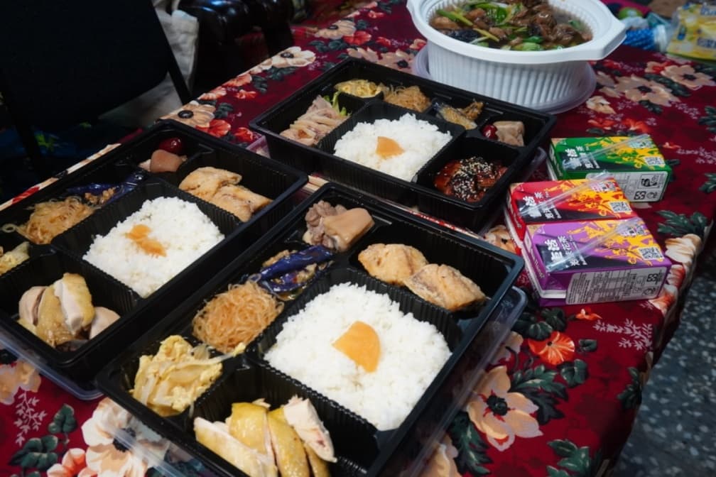 153元嗑雙主菜！老字號飯店「防疫便當」先嘗鮮嫩蒲燒鰻，加購必點招牌「魷魚螺肉蒜」