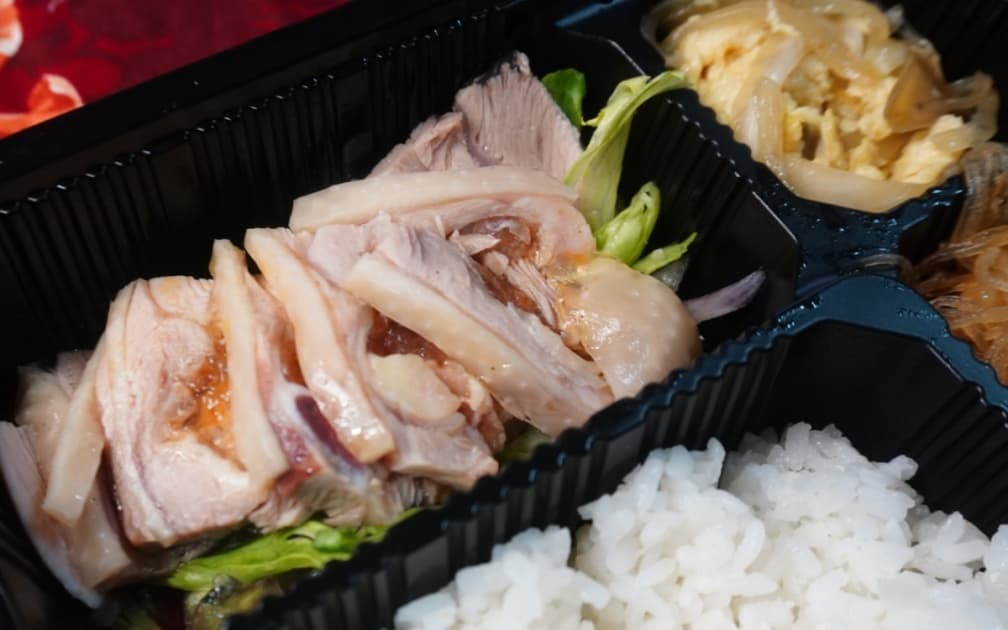153元嗑雙主菜！老字號飯店「防疫便當」先嘗鮮嫩蒲燒鰻，加購必點招牌「魷魚螺肉蒜」