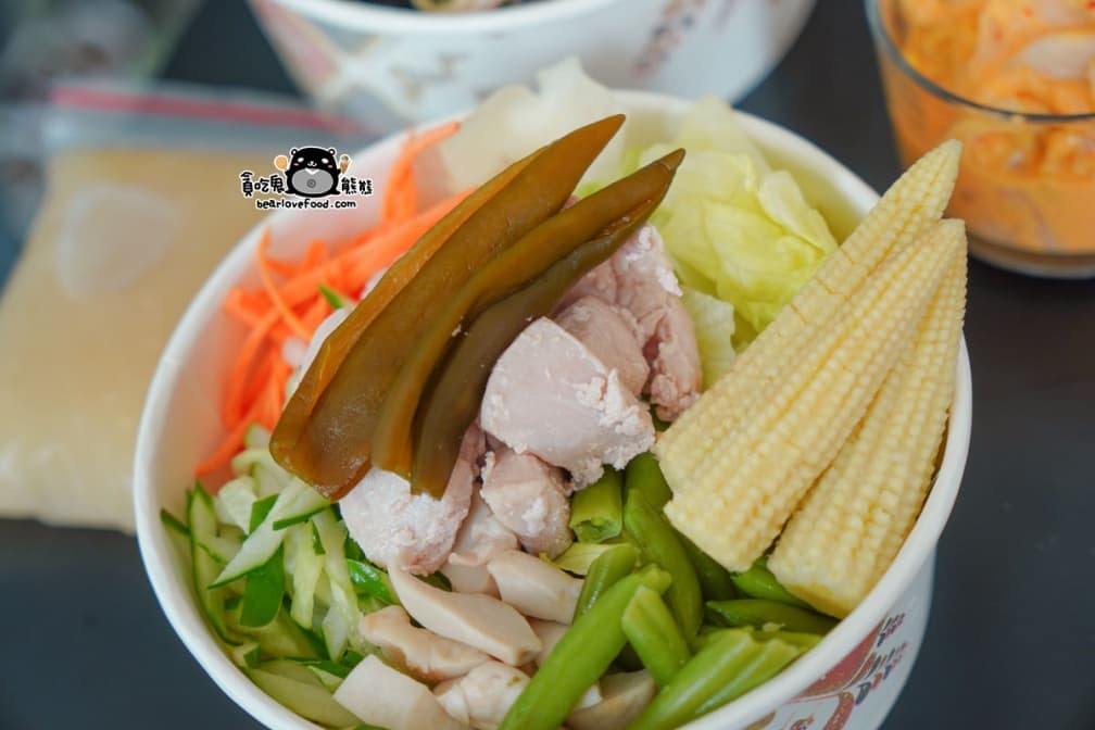 ６種配菜天天換！爆料涼麵必吃「剝皮辣椒＋舒肥雞」口味，再搭酥脆現烤甜甜圈太犯規