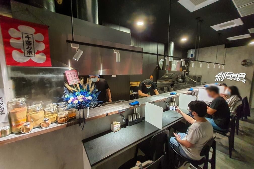 【新開店】拉麵控快收!獨門「牛骨拉麵」香氣超濃郁,「香料咖哩飯」加自製辣油更對味 【新開店】拉麵控快收!獨門「牛骨拉麵」香氣超濃郁,「香料咖哩飯」加自製辣油更對味