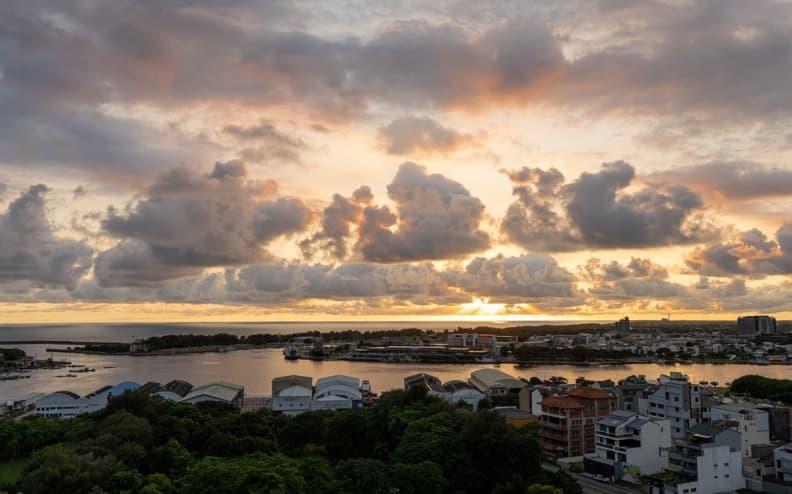 台南新打卡點！「最高空中酒吧」賞安平夕陽美景，還能免費喝繽紛彩虹調飲