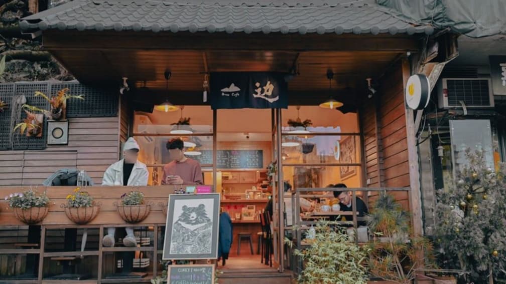 溫泉路小坡上藏有溫馨可愛的咖啡店。（圖片來源：莓姬貝利食事旅行）