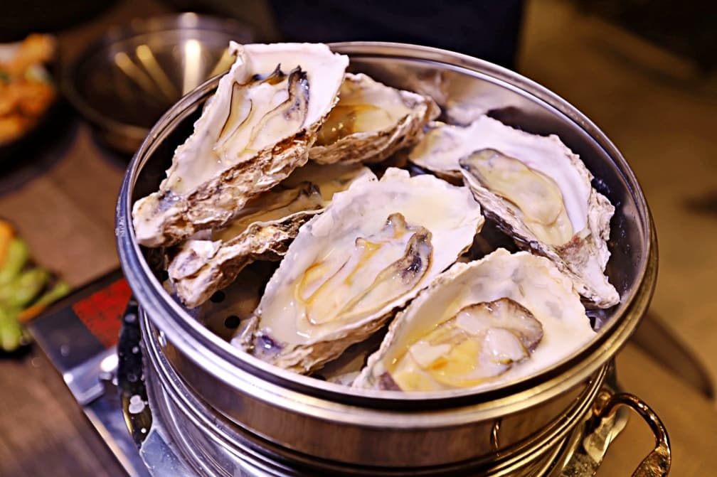 「奶呼呼生蠔塔」鮮度甜美，一口吃好滿足。圖片來源：豬飛小姐