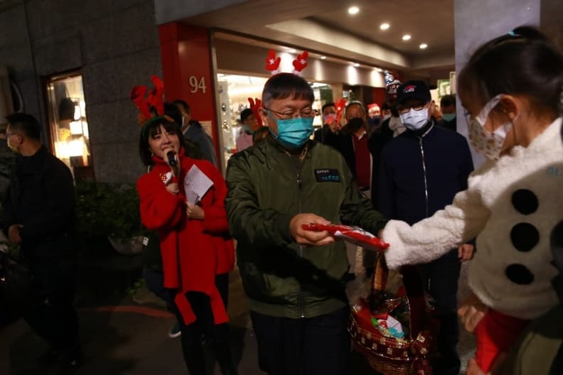 傳遞幸福臺北耶誕愛無限,柯文哲健走報佳音送祝福!結合公館商圈帶動臺北觀光潮 傳遞幸福臺北耶誕愛無限,柯文哲健走報佳音送祝福!結合公館商圈帶動臺北觀光潮