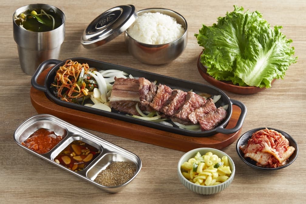 八色烤肉mini祕漬帶骨牛小排套餐深受消費者喜愛。（圖片來源：八色烤肉mini）