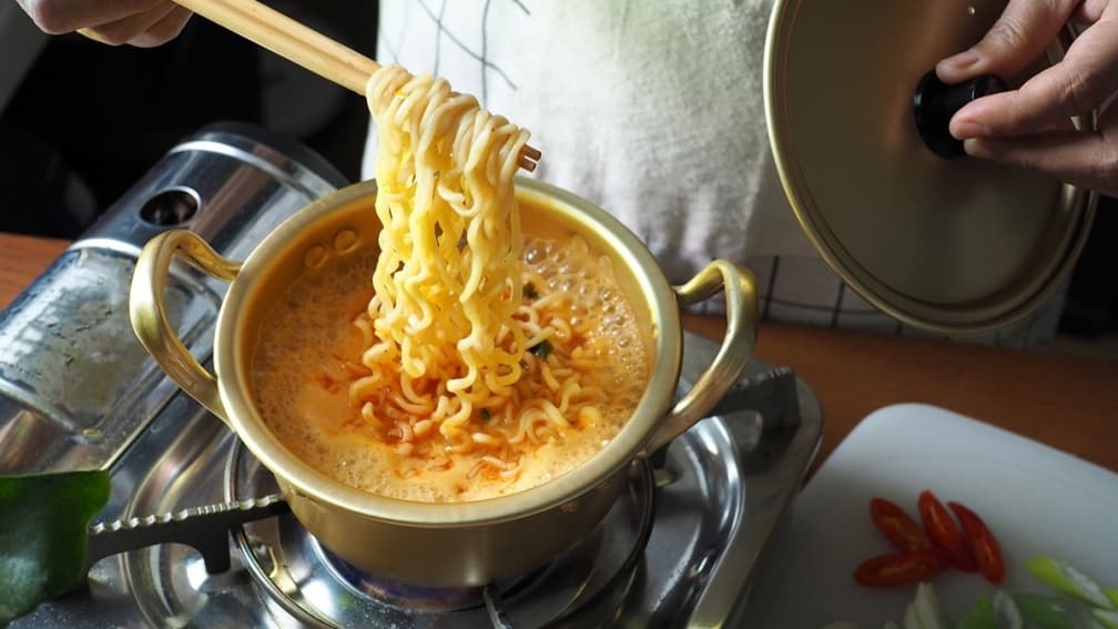 追劇必吃10大泡麵出爐！「來一客」小巧實料排第二，這款炒麵CP值超高奪冠