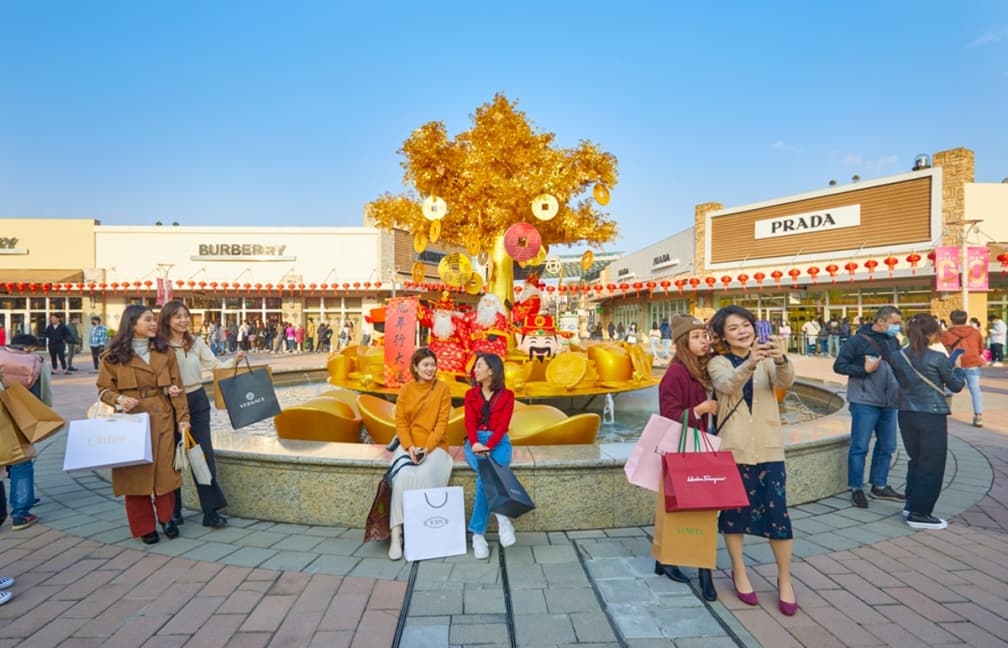 全台最大「巨型搖錢樹」！元寶、錢燈海招財必拍，還有285品牌OUTLET價優惠