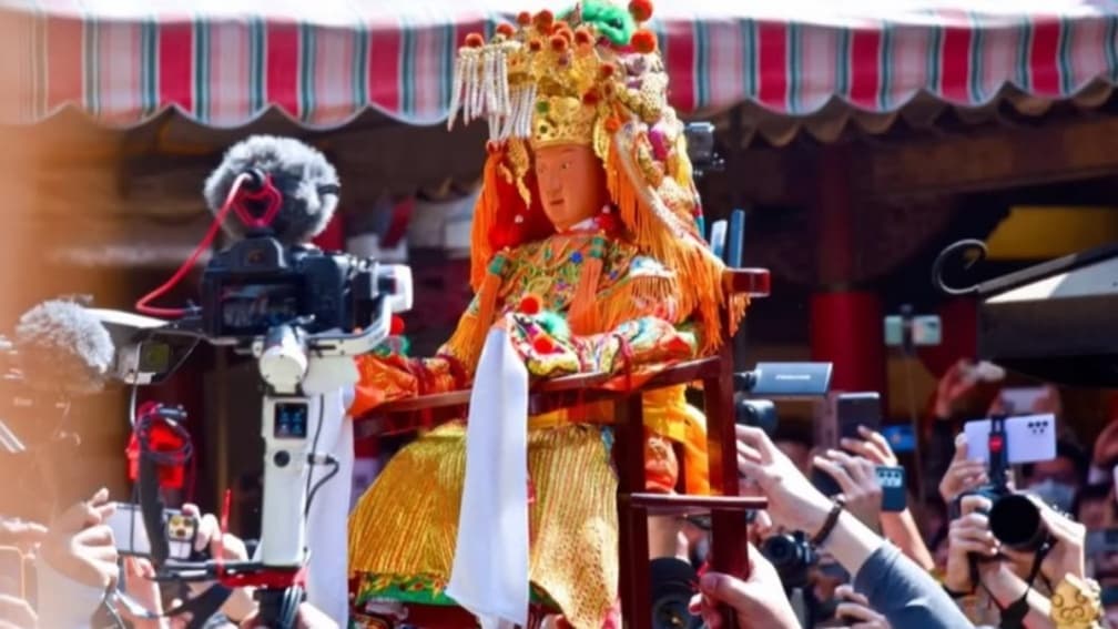 天公爐竄「火龍」奇觀！白沙屯媽祖駐駕朝天宮，數十萬信徒讚嘆：神威顯赫