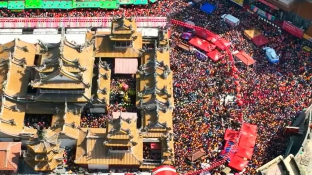 天公爐竄「火龍」奇觀！白沙屯媽祖駐駕朝天宮，數十萬信徒讚嘆：神威顯赫