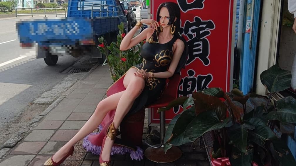 巨乳＋逆天長腿超吸睛！女神級檳榔西施攤前攬客，內行人驚呼：她身價超貴