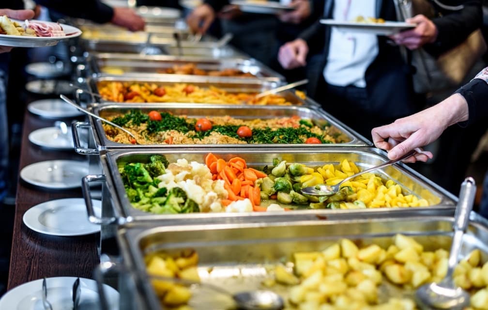 牛排自助吧吃什麼能回本？網友見「１料理」狂吃５碗，內行人笑：成本超便宜