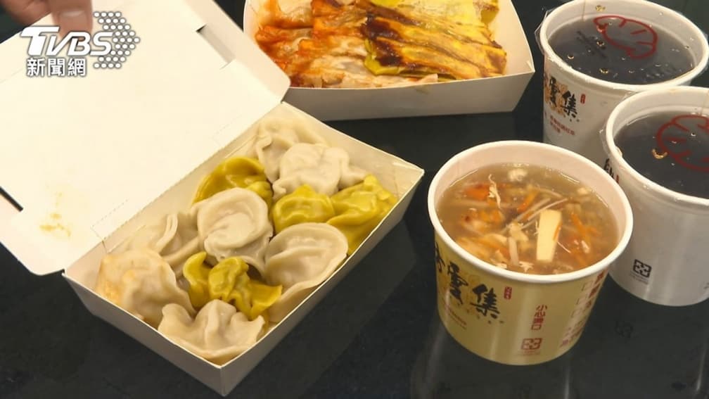公司春酒選中式餐廳，地點公布竟是「八方雲集」！員工貼文引發兩派網友熱議