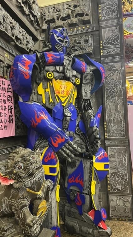《變形金剛》粉絲嗨翻！２米高大黃蜂、柯博文變身宮廟左右護法，連神明也喜歡