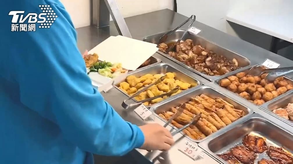 太貴惹眾怨!校園自助餐「4菜1肉」要價180元,業者回應了 太貴惹眾怨!校園自助餐「4菜1肉」要價180元,業者回應了