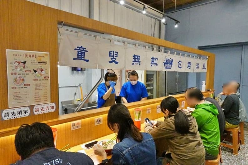 免衝花蓮！排隊超夯「雞湯小卷米粉」台中就能吃，整隻小卷霸氣上桌更澎派