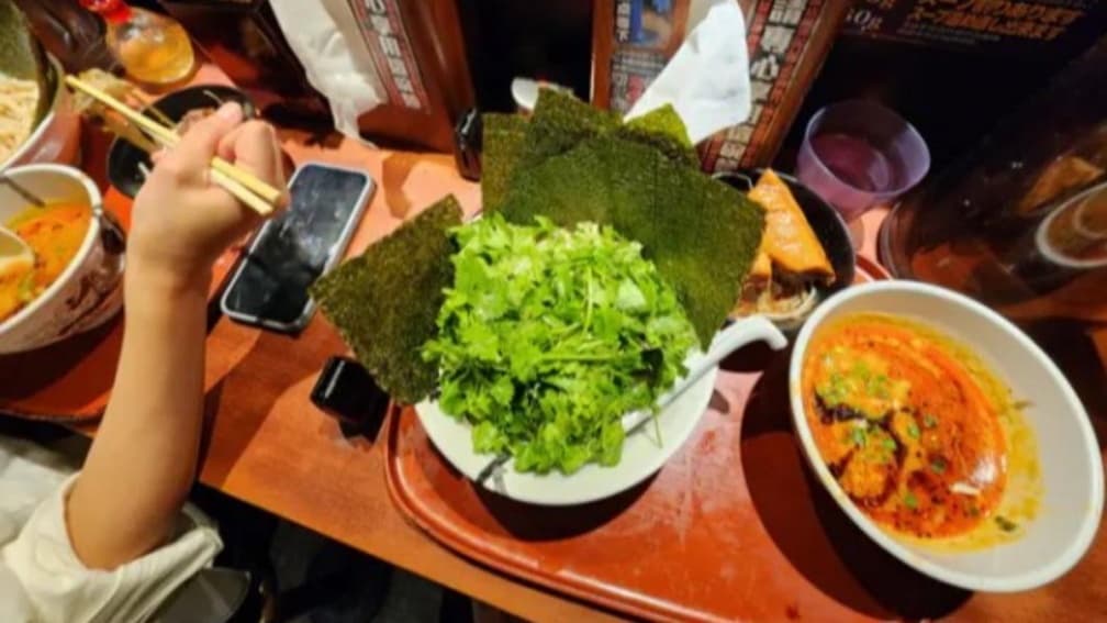 隔著螢幕都聞到味道了！超狂拉麵加滿香菜，網友嚇歪：是盆栽吧