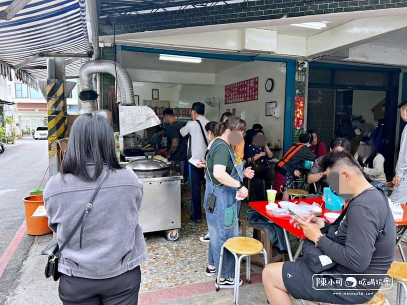 中午前就完售！4.5星「黃金大鍋貼」完美色澤超欠吃，必搭粉漿蛋餅吃更飽