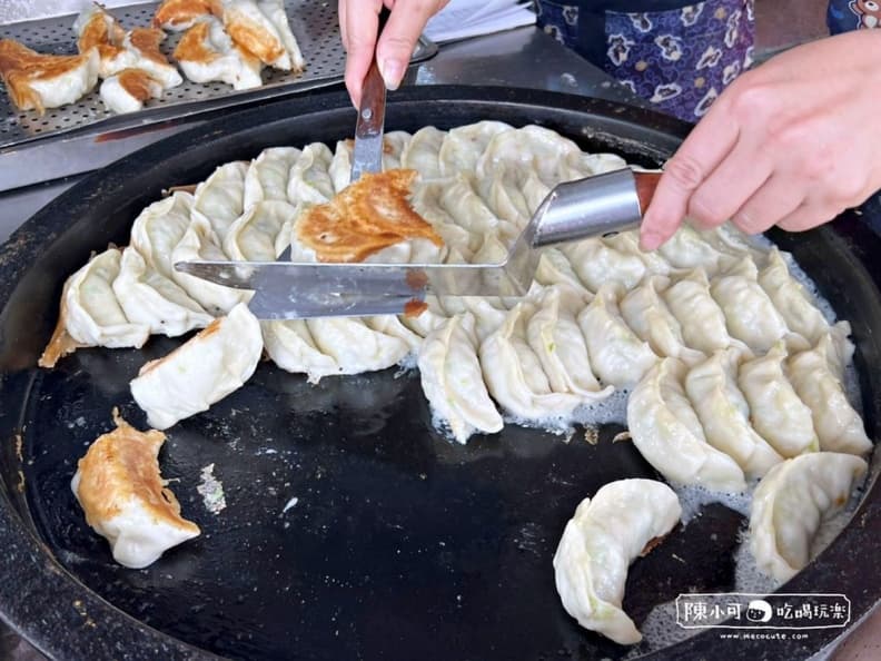中午前就完售！4.5星「黃金大鍋貼」完美色澤超欠吃，必搭粉漿蛋餅吃更飽
