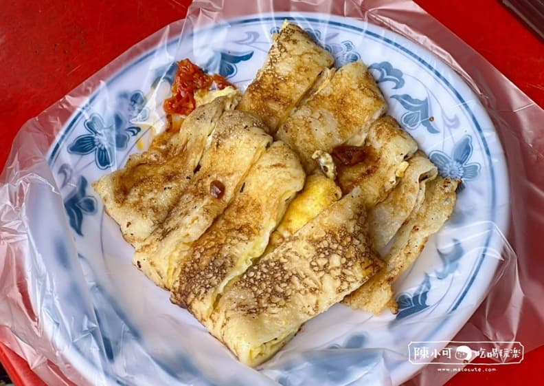中午前就完售！4.5星「黃金大鍋貼」完美色澤超欠吃，必搭粉漿蛋餅吃更飽